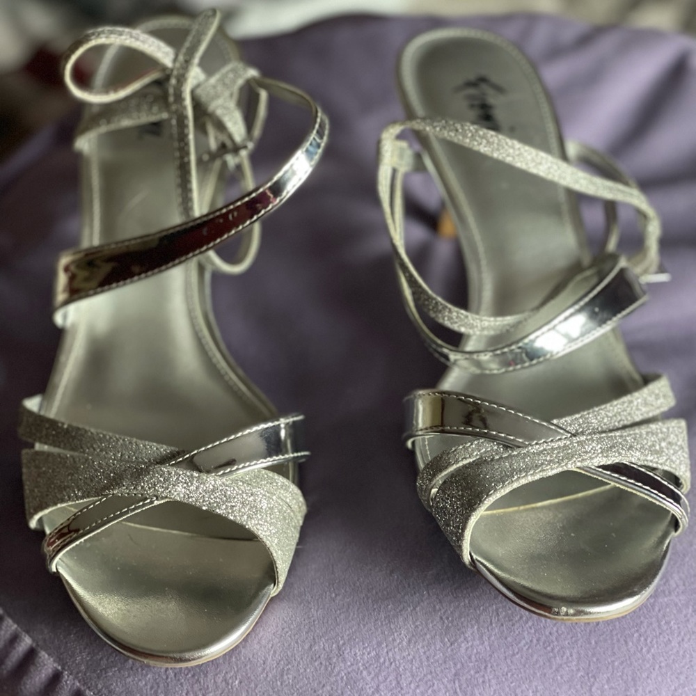 Ladies silver dress shoe size 8